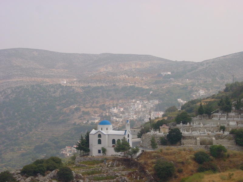 Naxos Blick auf Koronos mit Kirche im Vordergrund.JPG -                                